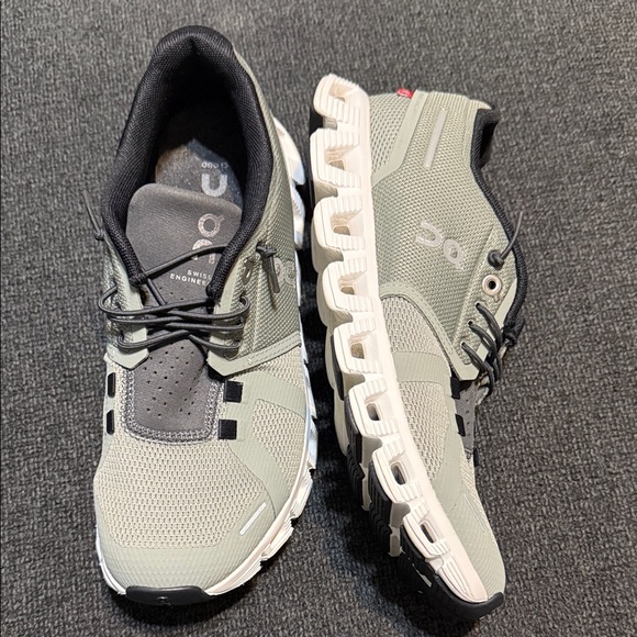 On Running Athletic Shoes in Gray and Black - Picture 6 of 11